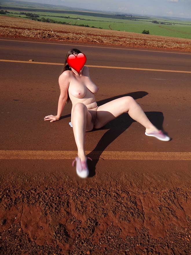 Marido tirando foto da esposa pelada na beira da rodovia 2