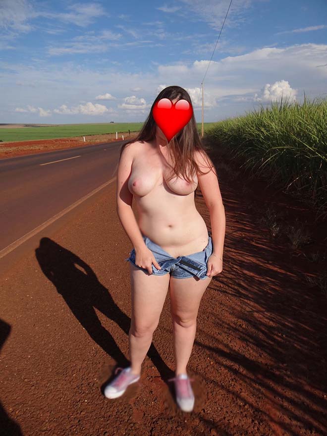 Marido tirando foto da esposa pelada na beira da rodovia 6