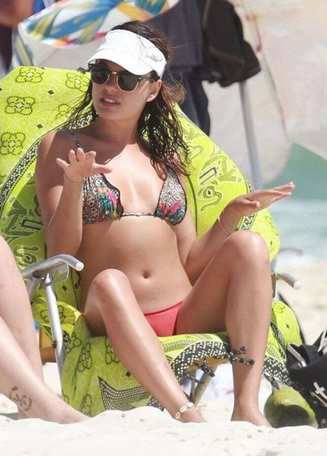 Isis Valverde Pelada