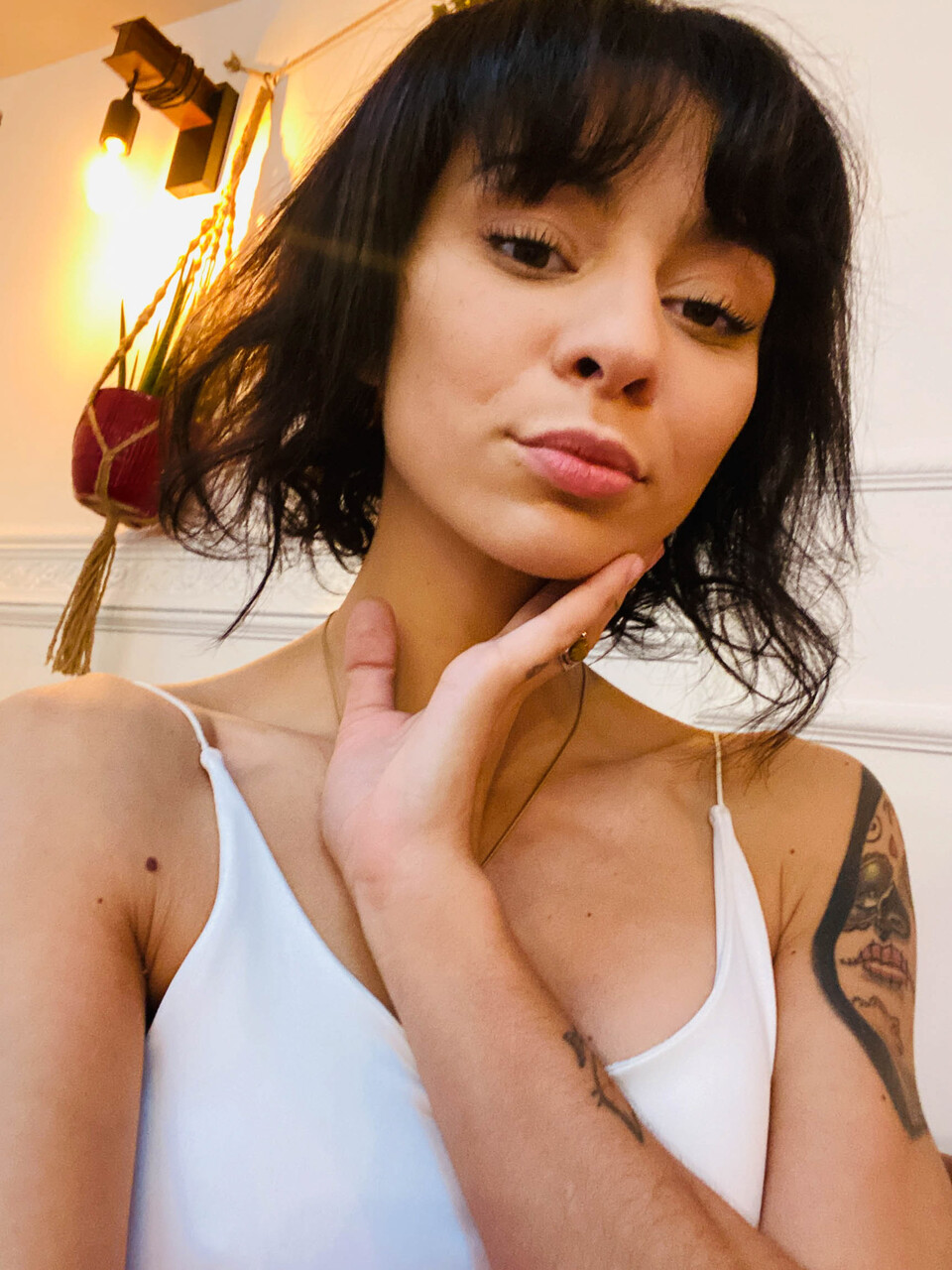 Garota Novinha Pelada se Masturbando com Consolo
