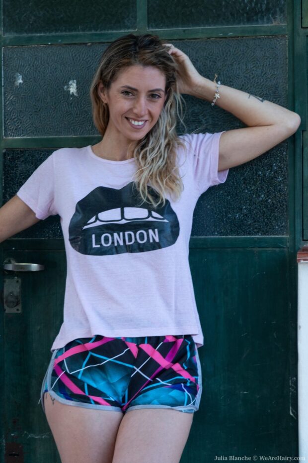 Amadora Loira Nua Exibindo a Xoxota Peluda