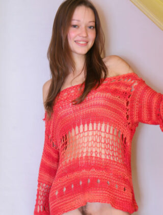 Mulheres18 - Novinha Magrinha Nua Exibindo a Buceta Peludinha