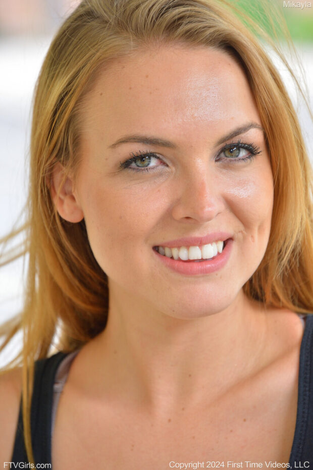 Loira Linda dos Olhos Claros Pelada