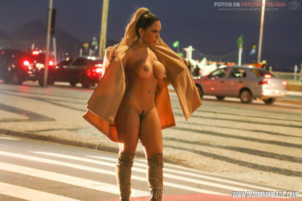 Mulher Melão Nua e Pelada