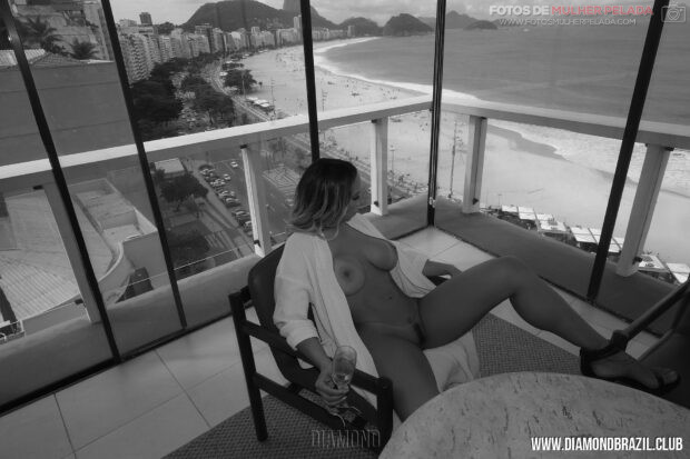 Mulher Melão Nua e Pelada