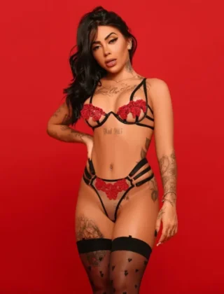 MC Mirella nua e pelada mostrando sua bunda gostosa