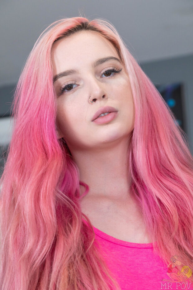 POV anal com novinha branquinha pelada dando sem capa