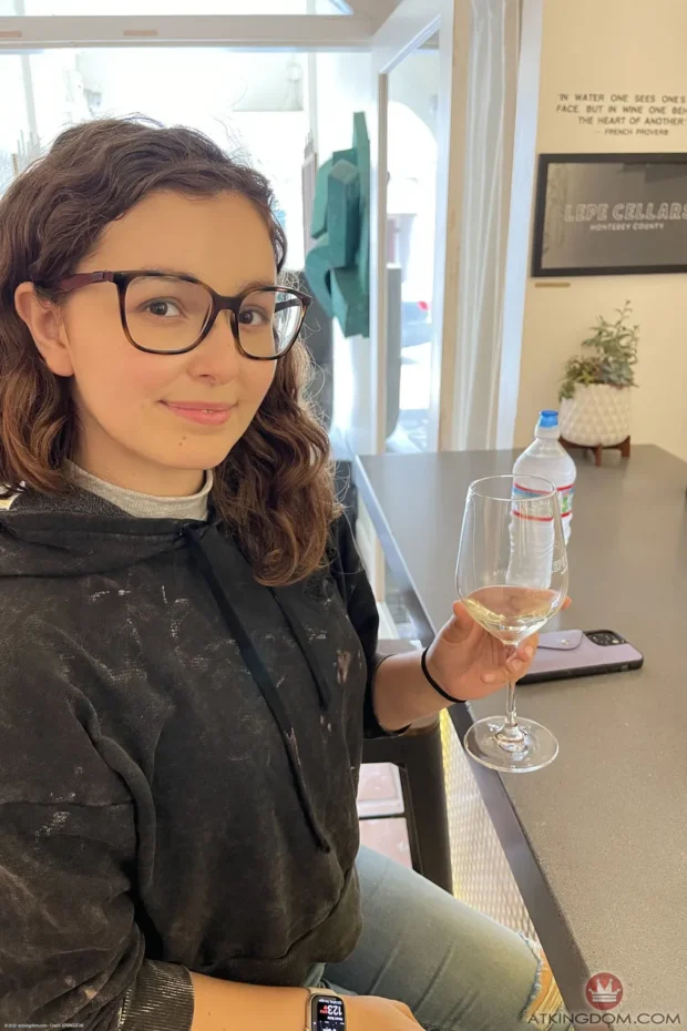 Gostosa nerd da buceta lisinha peladinha na cama