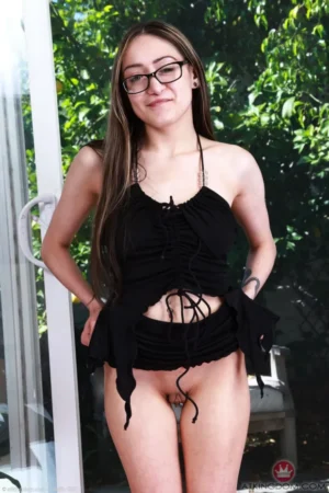 Nerd tarada pelada mostrando o cu e a buceta