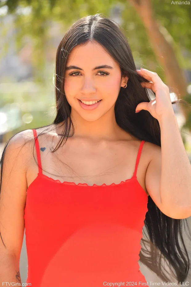 Safada novinha mostrando a buceta lisinha de sainha