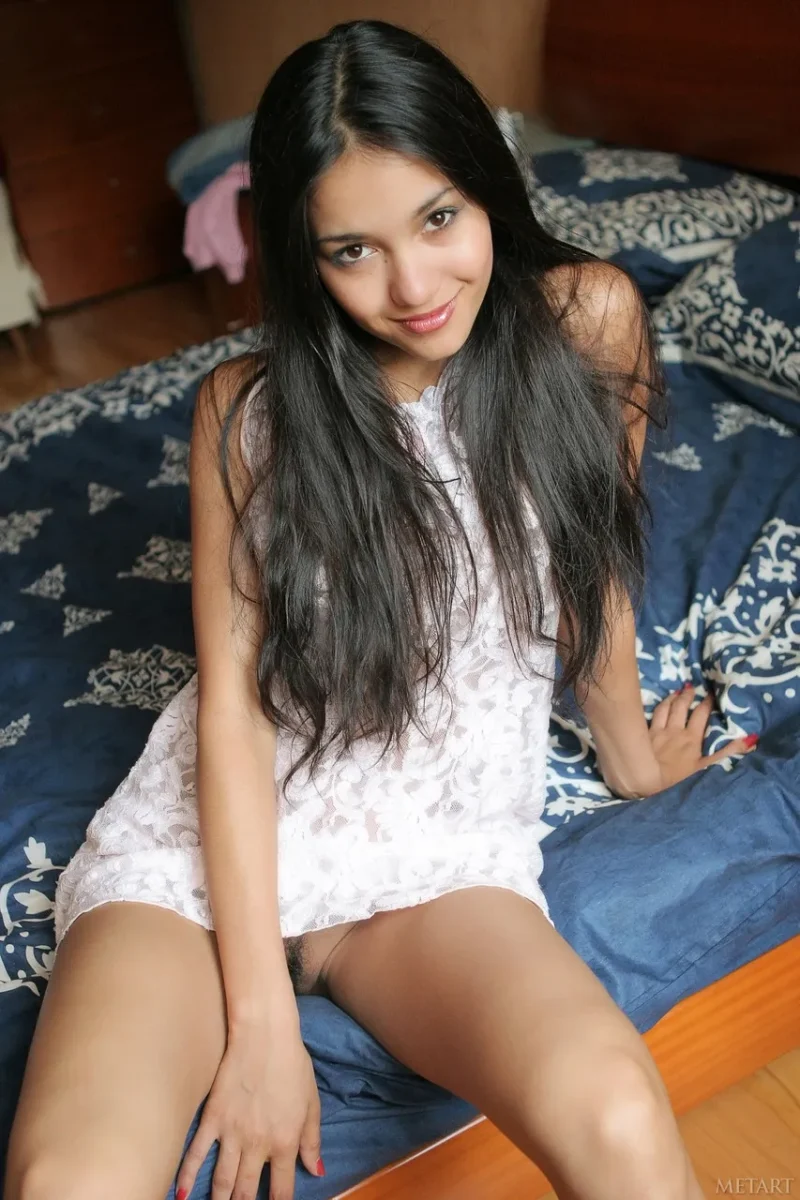 Novinha nua peladinha exibindo a bucetinha com bigodinho