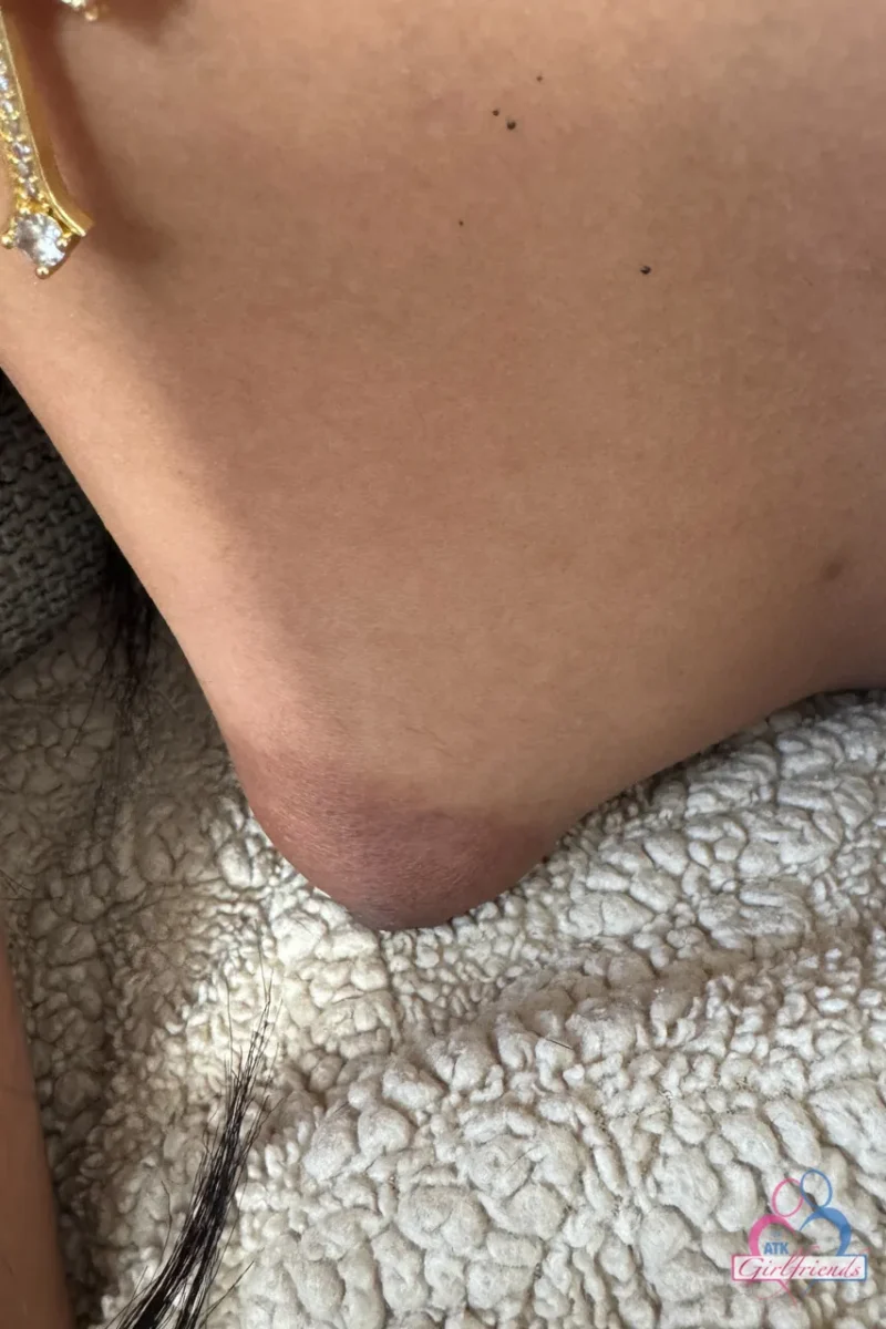 Garota de programa de Uberlândia pelada mostrando o cuzinho e a buceta arrombada