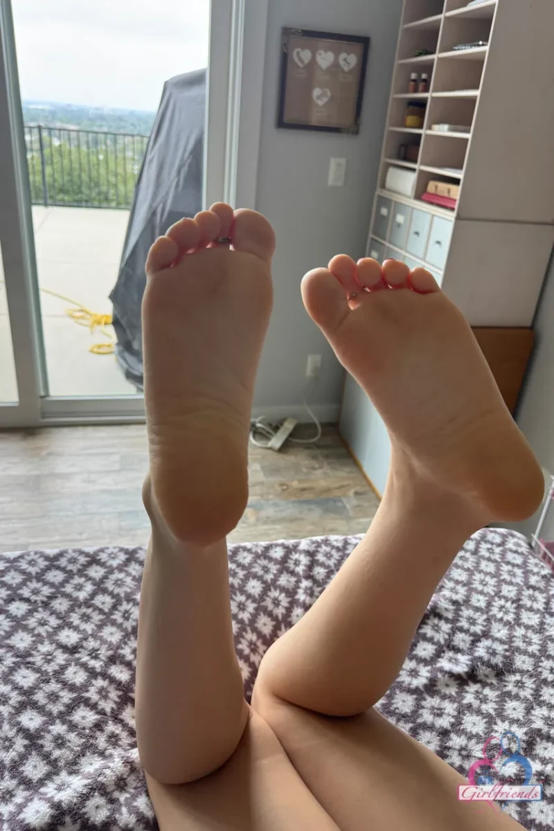 Loira cuzuda toda nua abrindo a buceta rosadinha