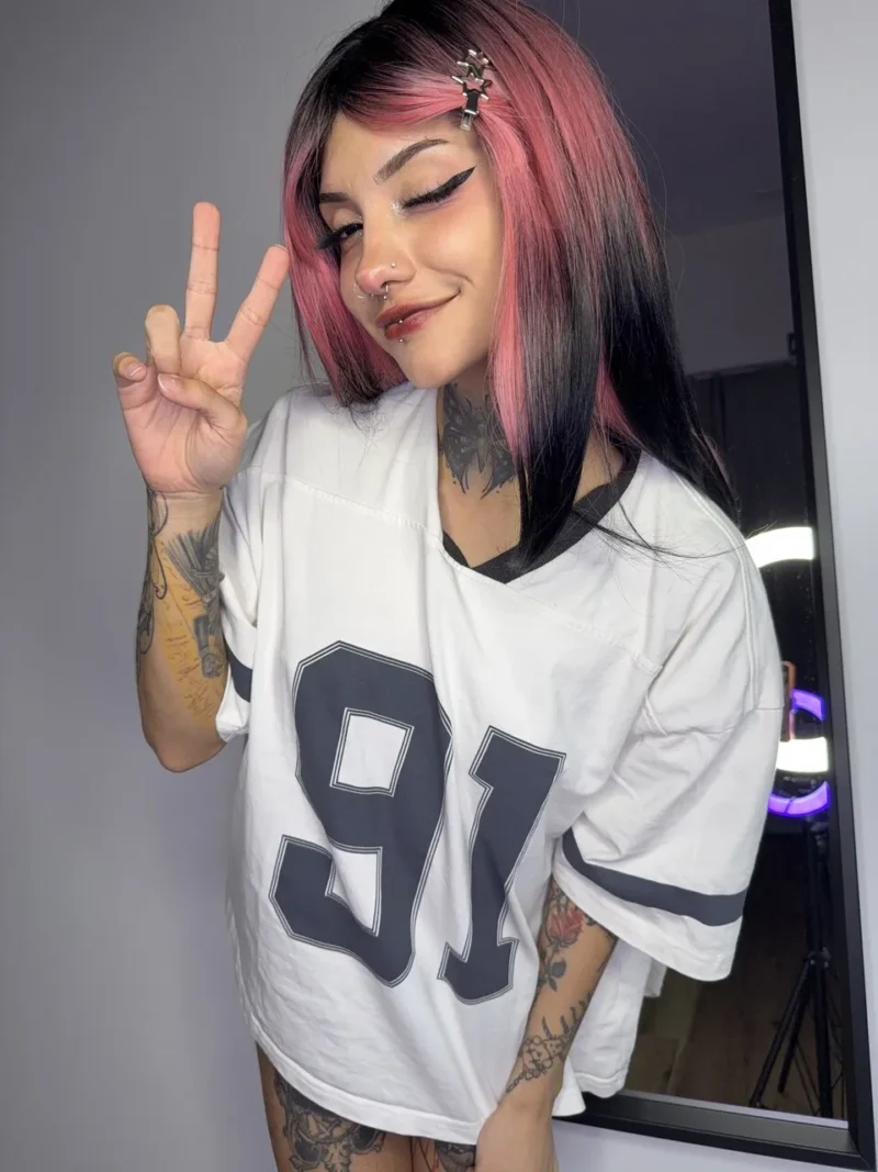 Novinha emo bucetuda pelada se arreganhando