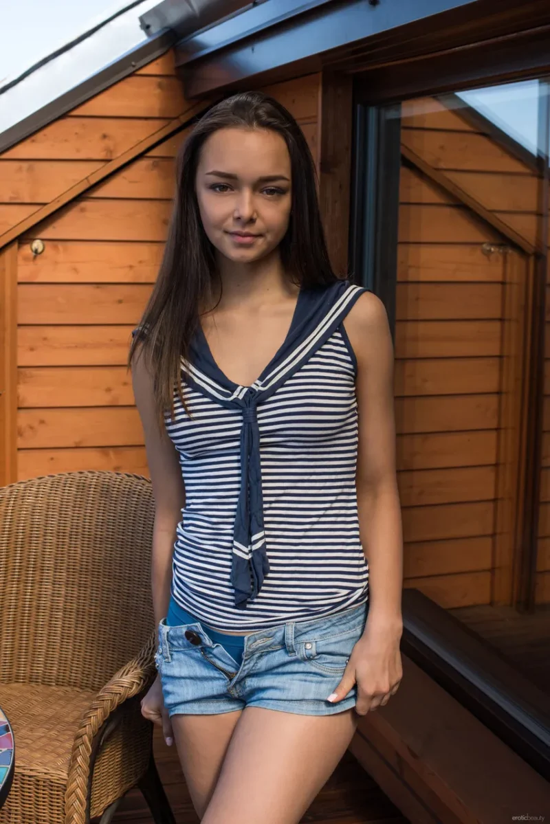 Novinha sapequinha de 18 aninhos pelada