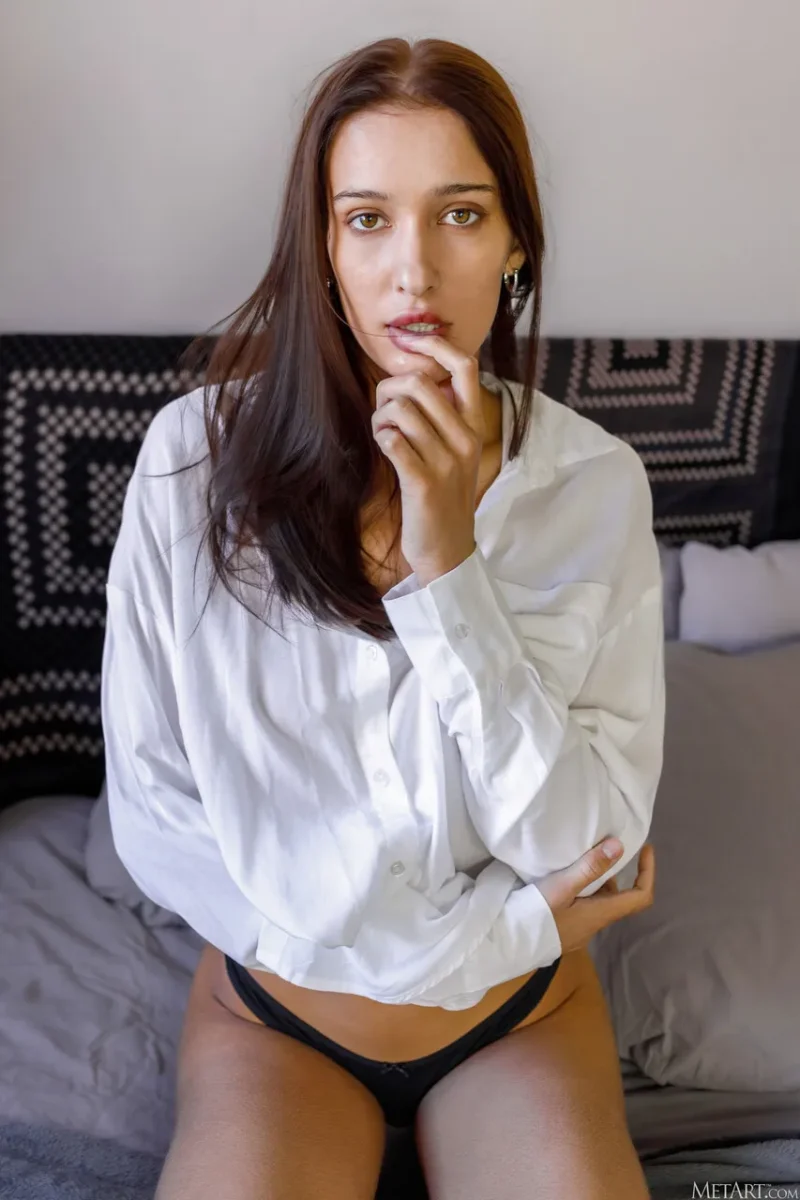Novinha casada pelada na cama exibindo a bucetinha linda