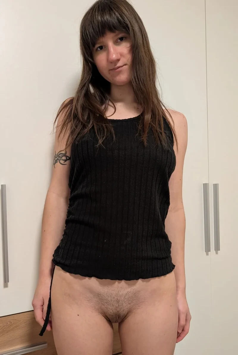 Magrinha tirando a roupa mostrando os peitos e a xoxota