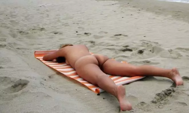 Fotos nua da esposa na praia se exibindo