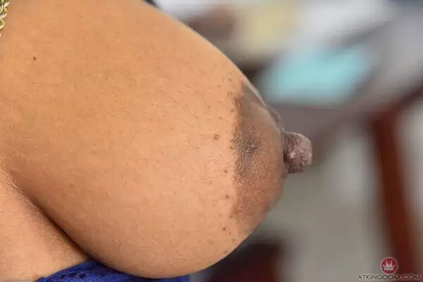 Negra dos peitos bicudos nua abrindo a buceta