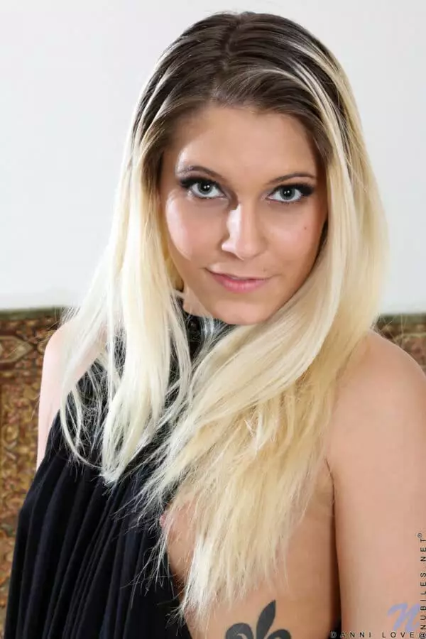 Loira safada sem calcinha se masturbando gostoso