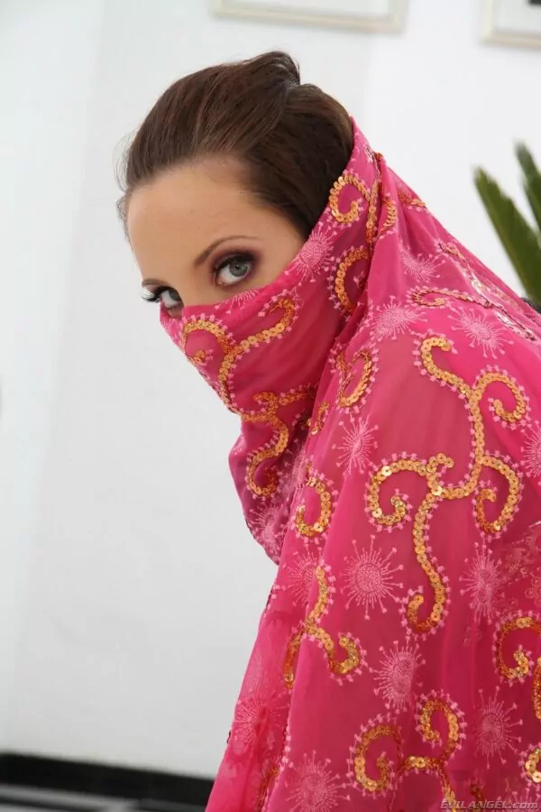 Gostosa de olhos claros pelada se arreganhando