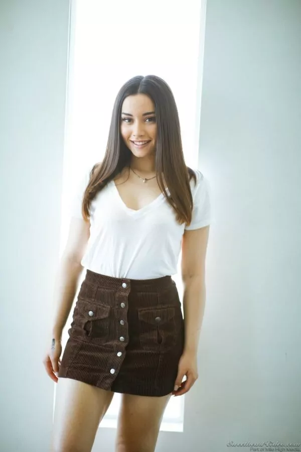 Morena da pele branquinha tirando a roupa