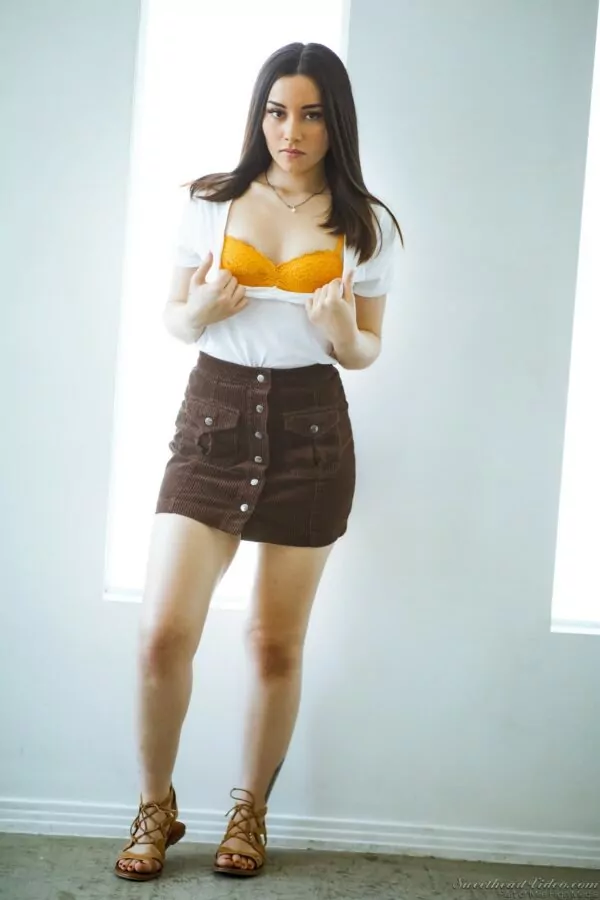Morena da pele branquinha tirando a roupa