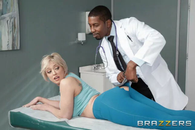 Coroa de calça legg transando com médico negro