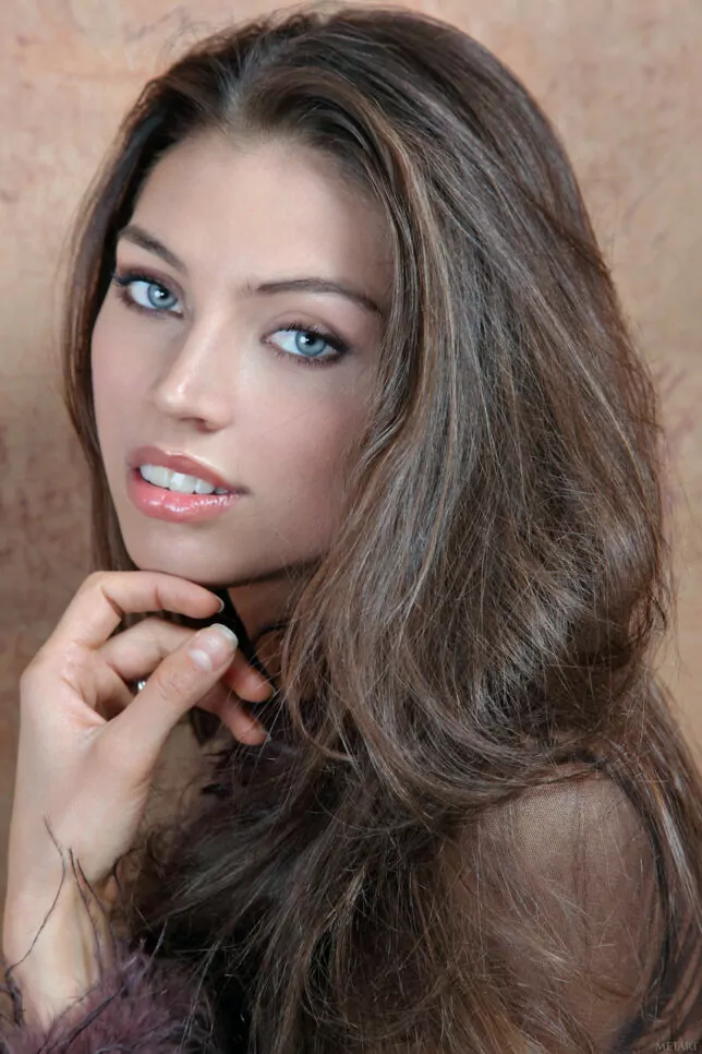 Linda novinha de olhos claros pelada