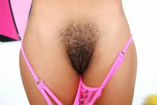 Negra peituda mostrando sua boceta quente e peluda