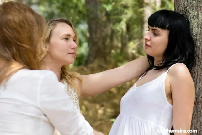 Amigas safadas se pegando peladas no meio do mato