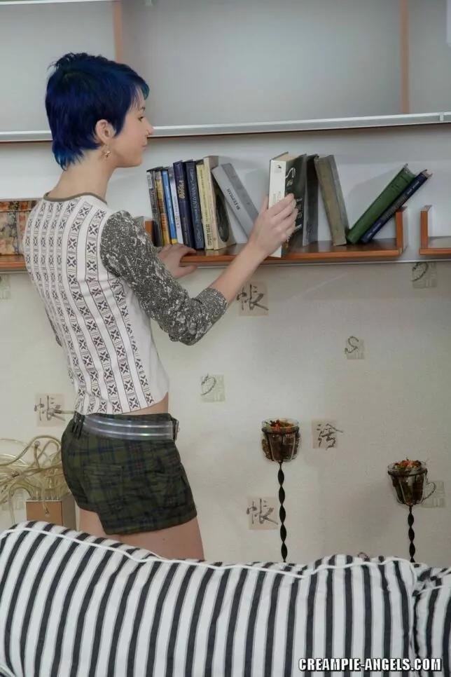 Nerd do cabelo azul que adora transar com seu primo