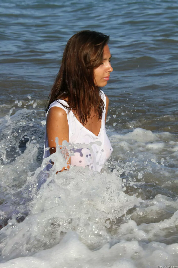 Mulher Nua Bronzeada na Praia