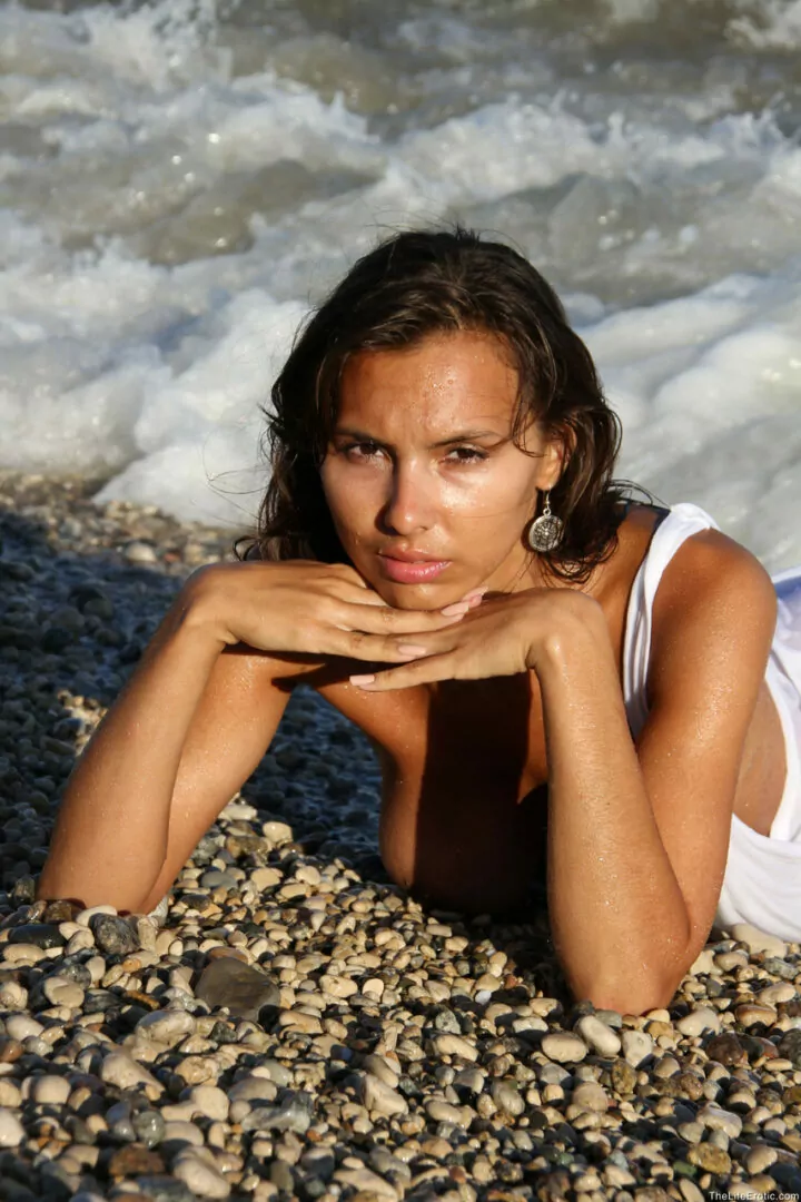 Mulher Nua Bronzeada na Praia