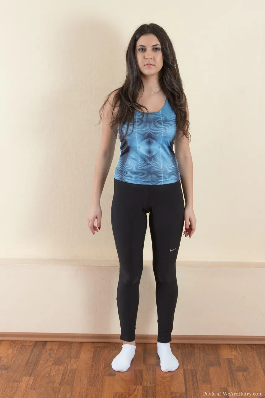 Novinha Buceta Peluda se Exibindo Pelada