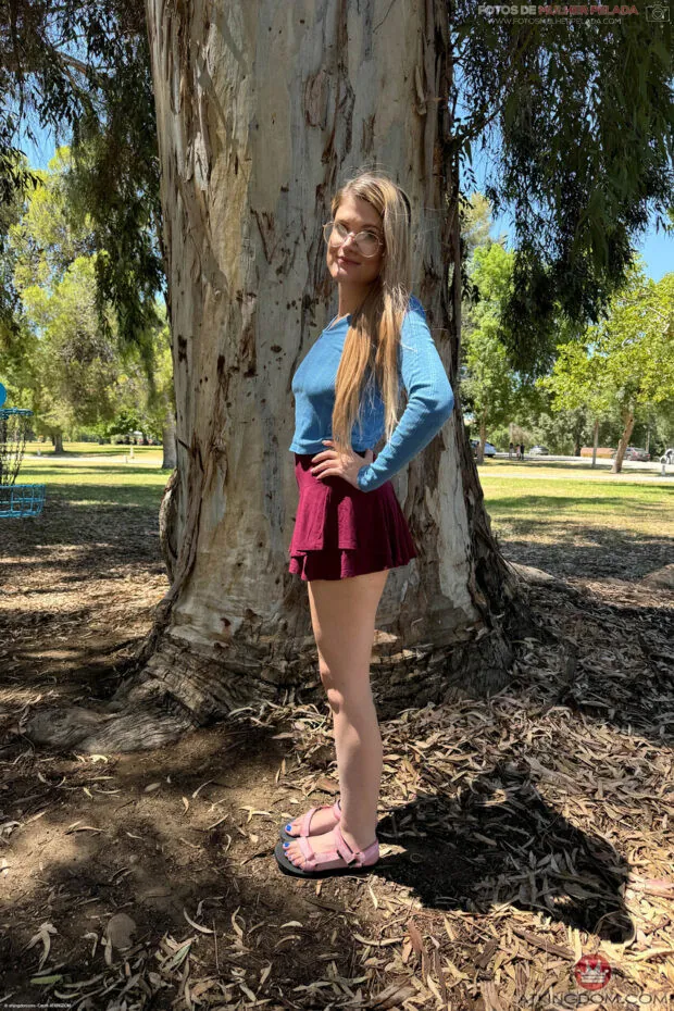 Bucetuda Loira de Óculos Pelada na Cama