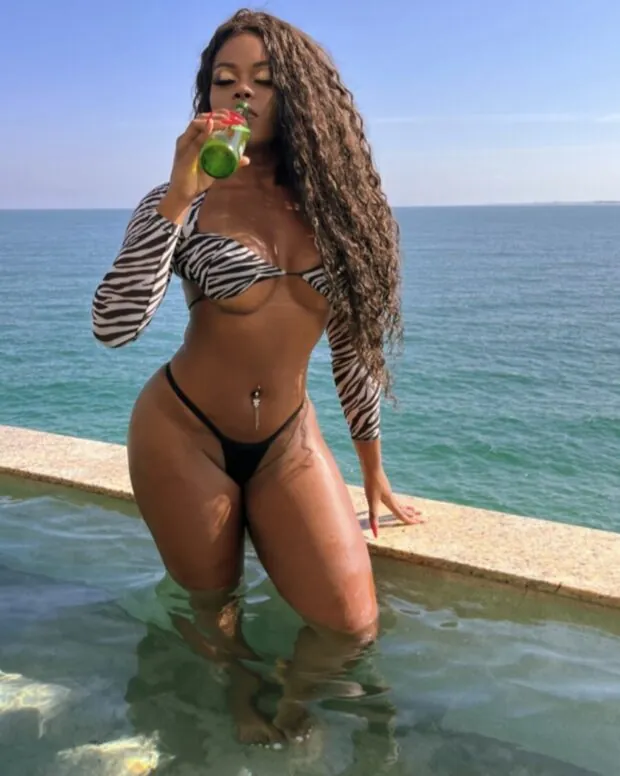 Luana flaunts Nua Pelada Exibindo sua Bunda Gostosa