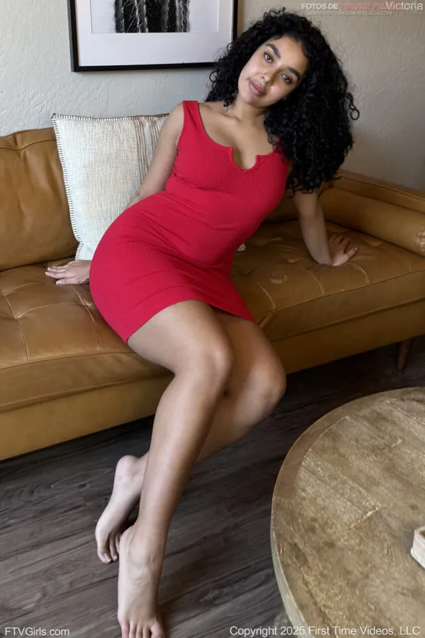 Morena Sensual Pelada Mostrando a Buceta Raspada e o Rabo Gostoso