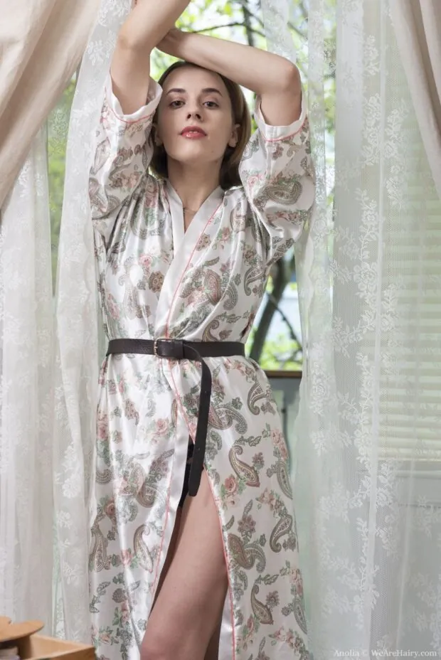 Amadora loirinha peituda em fotos exibindo a bucetona cabeluda