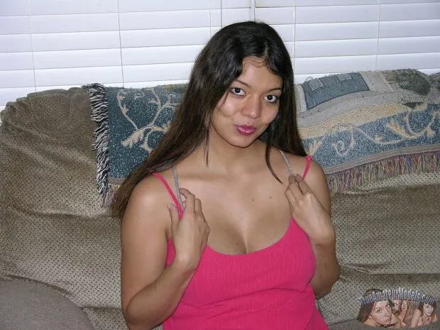 Fotos amadoras de ninfeta com peitões e buceta cabeluda