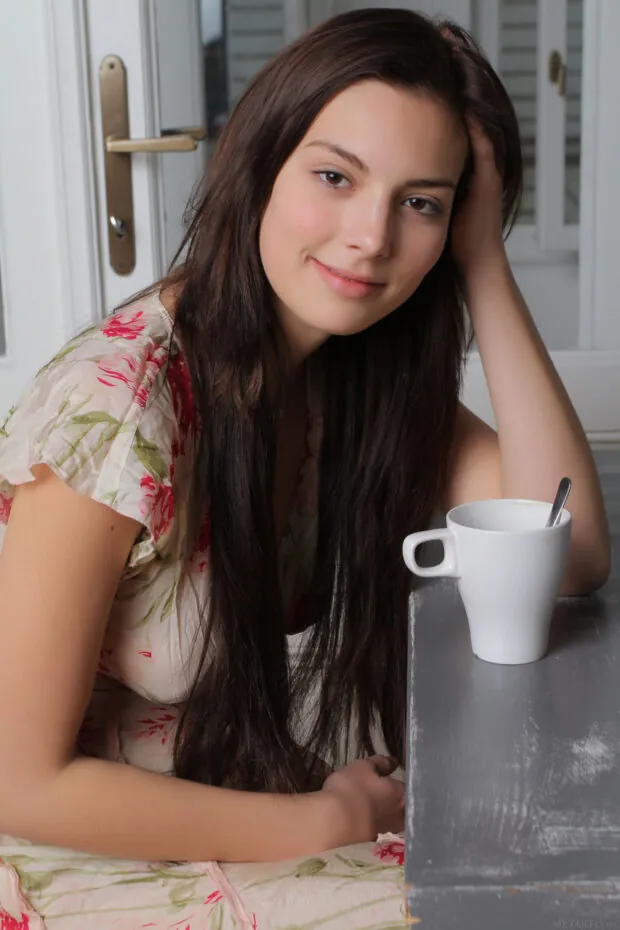 Ensaio sensual com novinha de seios lindos e bucetinha greluda