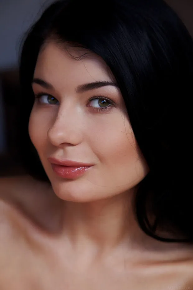 Fotos de morena peituda nua exibindo a buceta perfeita