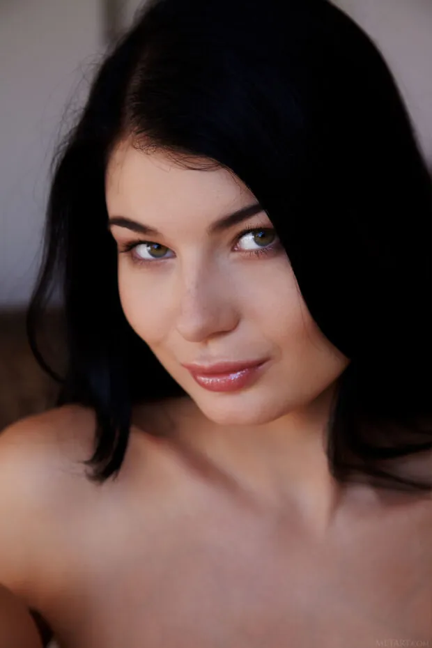 Fotos de morena peituda nua exibindo a buceta perfeita