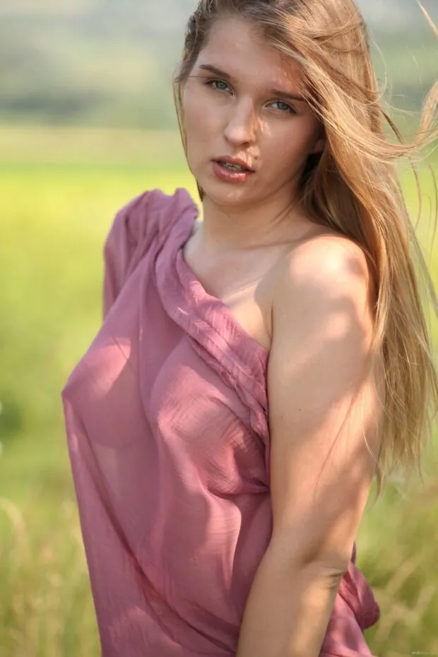 Fotos peladas ao ar livre com ninfetinha loira greluda