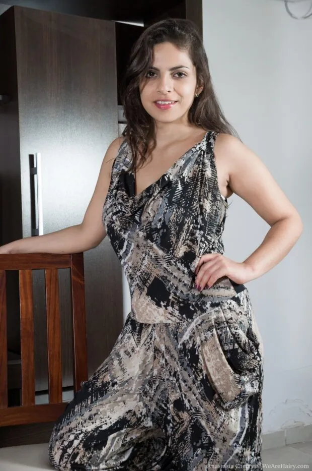 Ninfeta da buceta cabeluda pelada se arreganhando