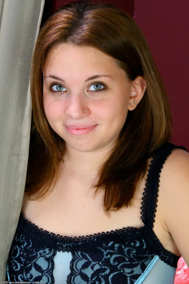 Novinha amadora pelada em fotos se masturbando