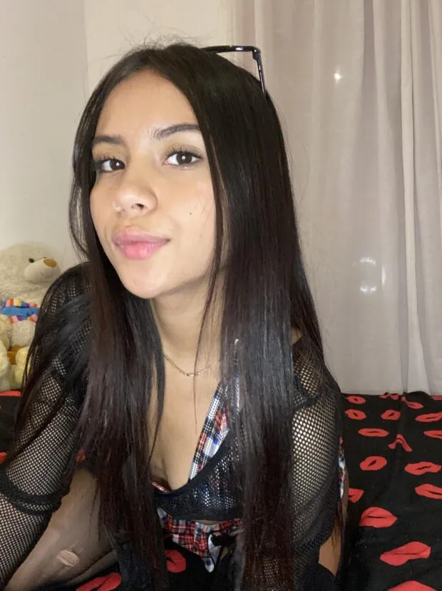 Novinha morena nua exibindo os peitinhos e a buceta raspadinha