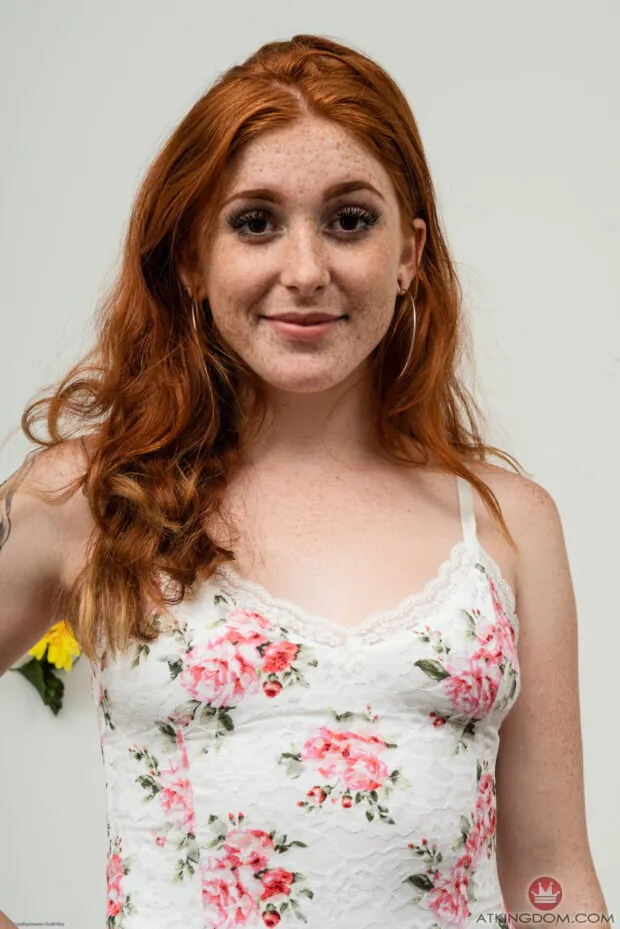 Ruivinha da buceta arrombada de quatro mostrando o cuzinho