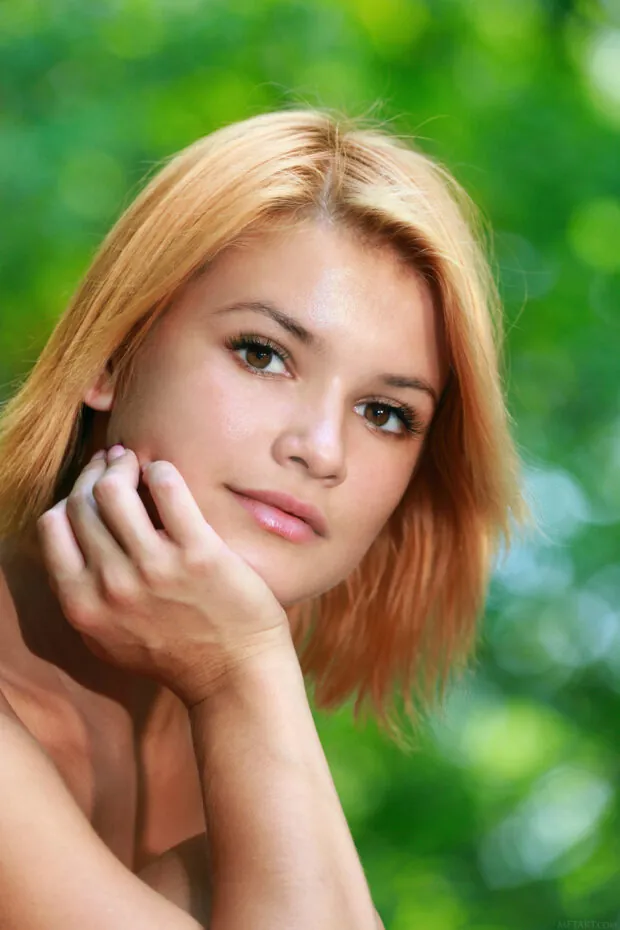 Ensaio sensual ao ar livre com novinha ruiva dos peitos lindos