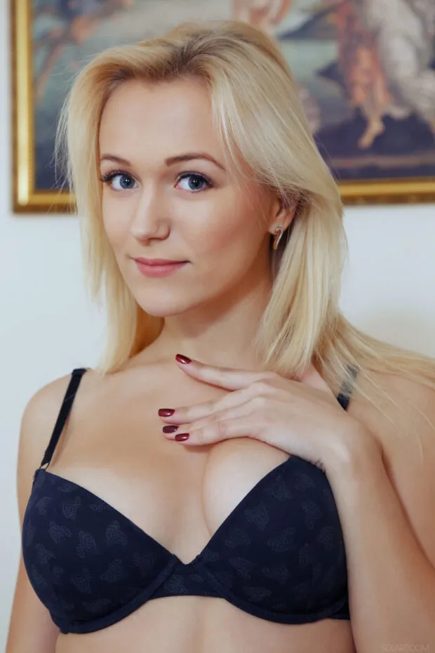 Fotos de loira gata pelada se exibindo sem timidez